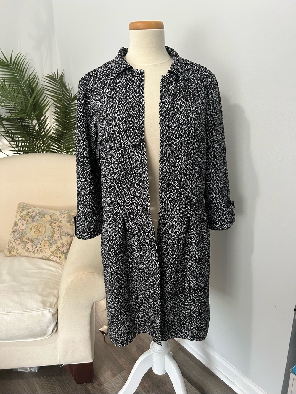 Chico’s Black & White Textured Long Jacket – Size 1